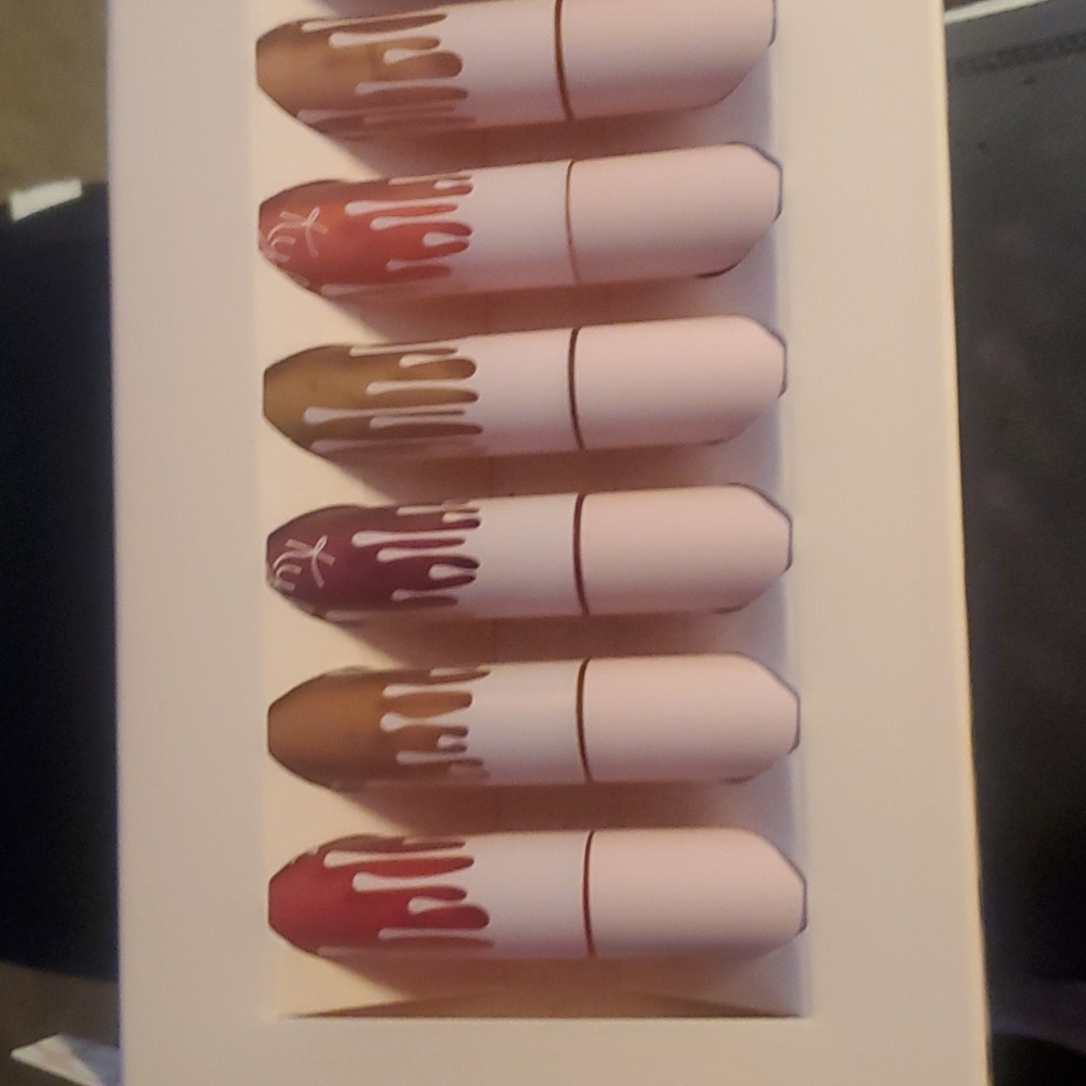 BRAND NEW! NEVER USED!! 6 piece Kylie Jenner lip kit